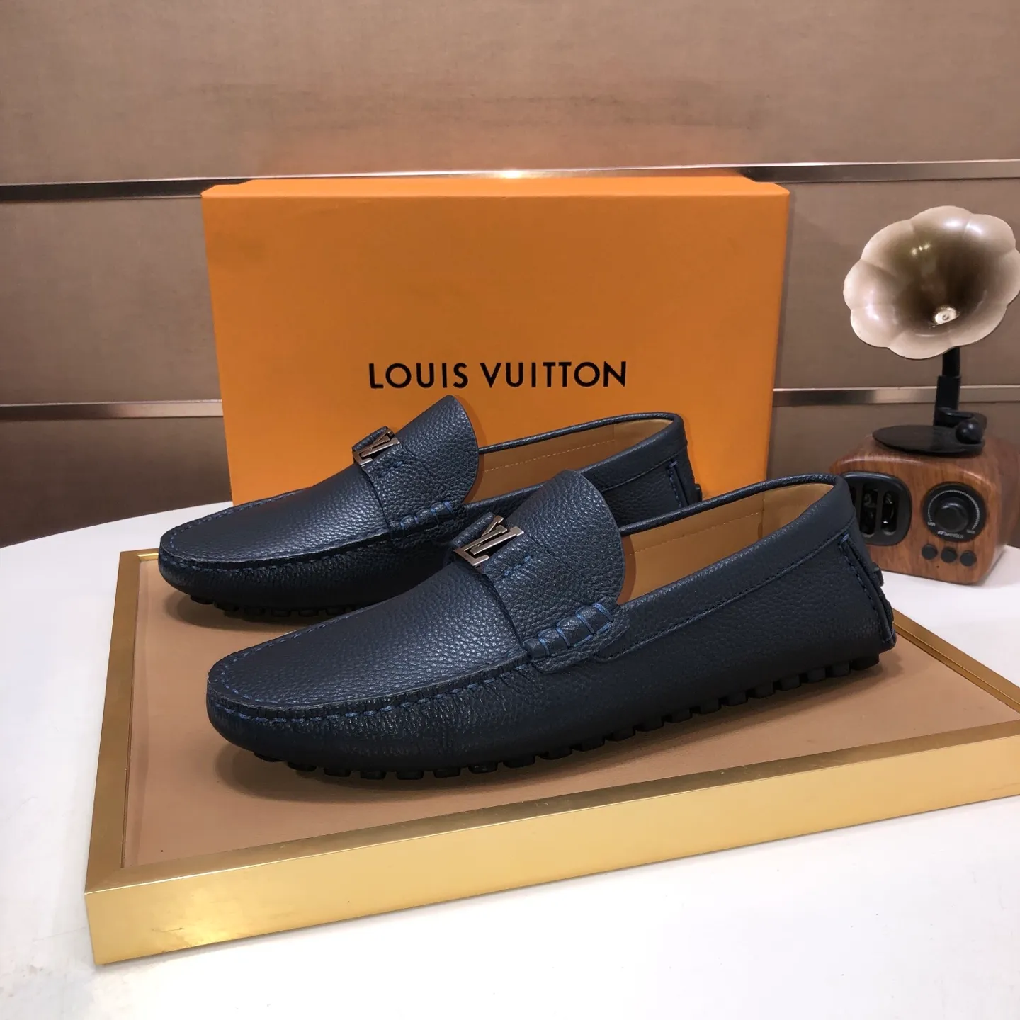 Men's men's shoes 💰420💰 [LV Doudou shoes] (water-dyed cowhide lining) new model is on the market, available on the official website. The new Doudou shoes are processed into single-color materials, and the uppers are made of imported cowhide material. The body of the shoe is fully hemmed with mark thread, and is lined with imported original cowhide leather. The elegant shoe shape is super suitable for all-matching, and the size is 38-44.